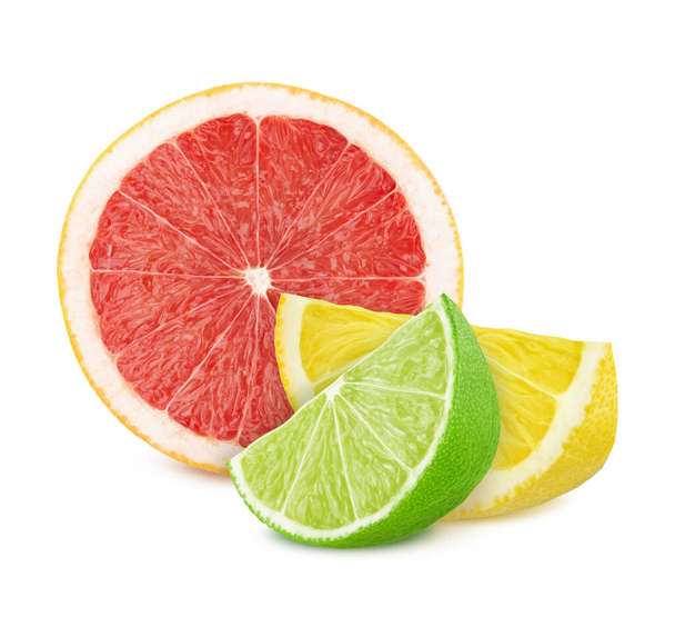 Composición multicolor con diferentes cítricos: pomelo, limón y lima aislados sobre un fondo blanco. - Foto, imagen