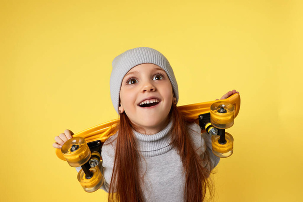 little child girl with yellow skateboard - Φωτογραφία, εικόνα