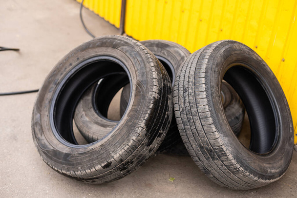 oude banden en wielen voor rubber, gebruikte banden - Foto, afbeelding