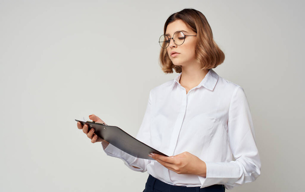 Secretário de mulher de negócios com documentos em mãos de pasta de óculos de gerente - Foto, Imagem