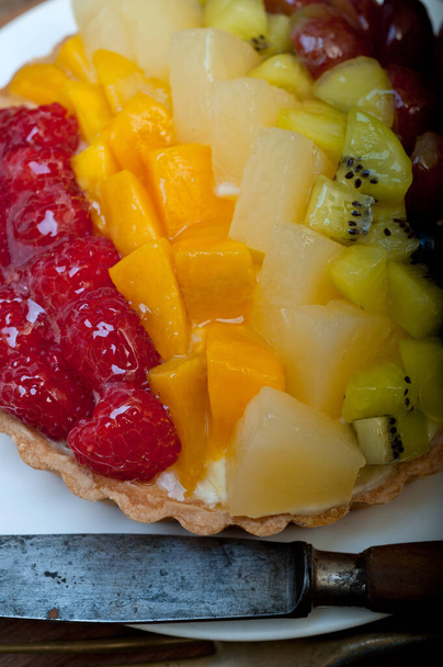 Пирог из свежих фруктов над доской для резки дерева - Фото, изображение
