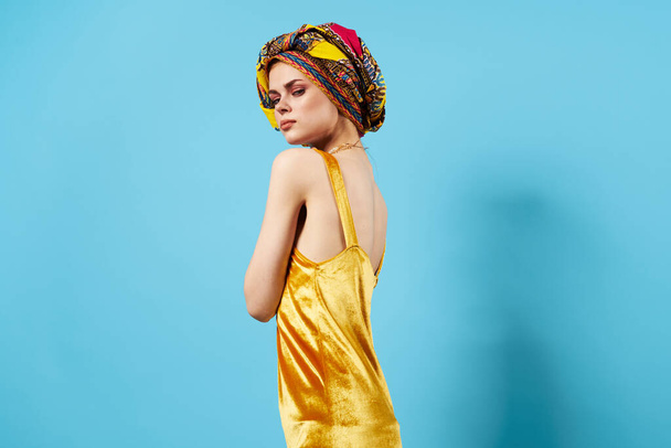 bonita mujer étnica joyas turbante vestido amarillo posando - Foto, Imagen