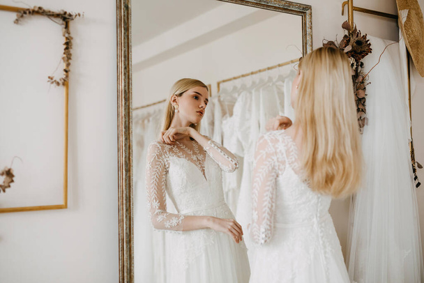 bella giovane sposa davanti allo specchio prima della cerimonia - Foto, immagini