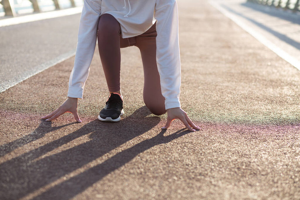 Genç koşucu kadın başlama pozisyonunda koşmaya hazır. Metin için boşluk - Fotoğraf, Görsel