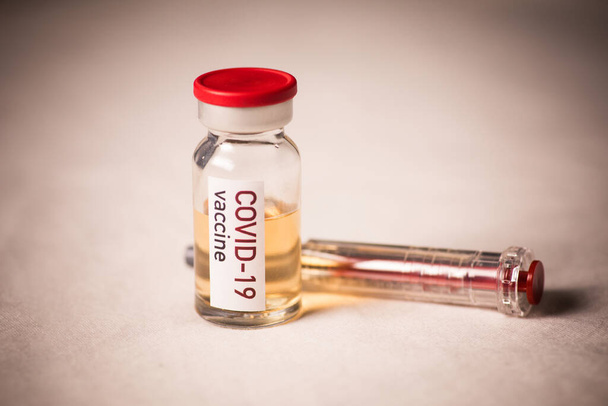コロナウイルスの用量のカラークローズアップ撮影COVID-19ワクチン. - 写真・画像