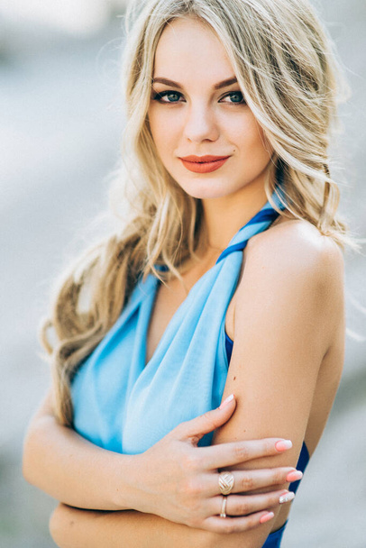 блондинка в світло-блакитній сукні в сірому гранітному кар'єрі
 - Фото, зображення