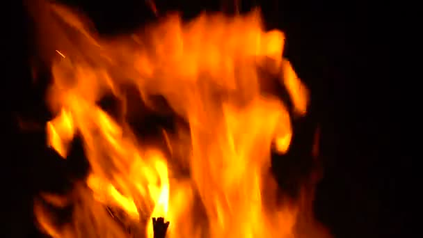 bruciando fuoco a legna nel camino - Filmati, video