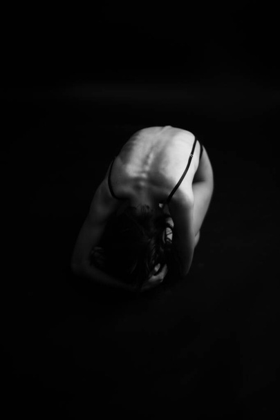 nude body girl in studio. Naked woman back in dark. Beautiful Female Spine - Zdjęcie, obraz