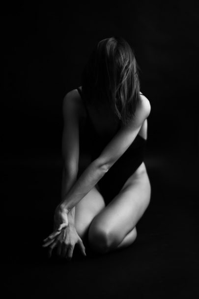 taidetta mustavalkoinen aito kuva hoikka tyttö tanssija musta vartalopuku. studio kirjailijan valokuva. epätavallinen minimalistinen aiheuttaa - Valokuva, kuva