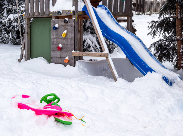 Plac zabaw całkowicie pokryty śniegiem - Zdjęcie, obraz