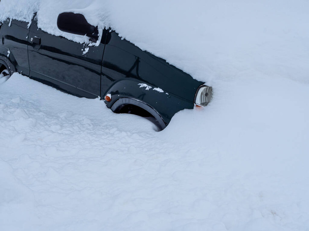 Carro completamente nevado no inverno - Foto, Imagem