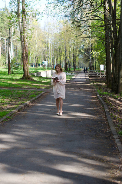 mladá dívka v parku s knihou - Fotografie, Obrázek
