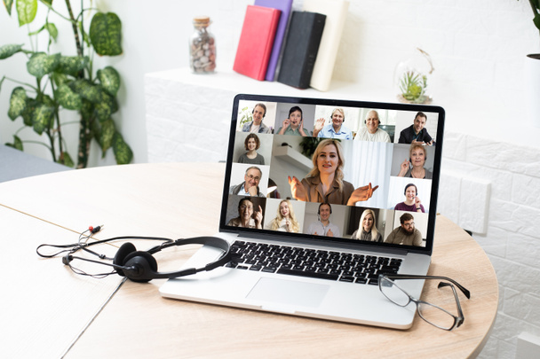 ビジネスマンのリーダーによるオンライン会議に従事しながら、多様な若者や高齢者のウェブカメラビューの多くの肖像画の顔。グループビデオ通話アプリケーション使いやすいコンセプト - 写真・画像
