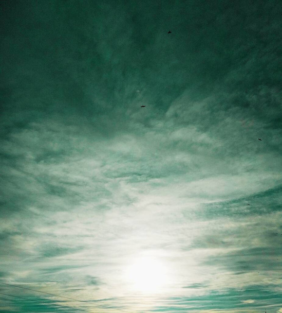 O sol brilhando através das nuvens no céu, fundo natural  - Foto, Imagem