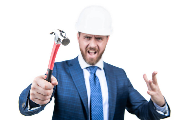 Emotionaalinen rakennustarkastaja yllään turvakypärä puku pidä vasara työkalu valikoiva painopiste eristetty valkoinen, korjaukset. - Valokuva, kuva