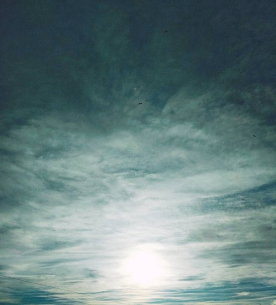 Le soleil brille brillamment à travers les nuages dans le ciel, fond naturel  - Photo, image
