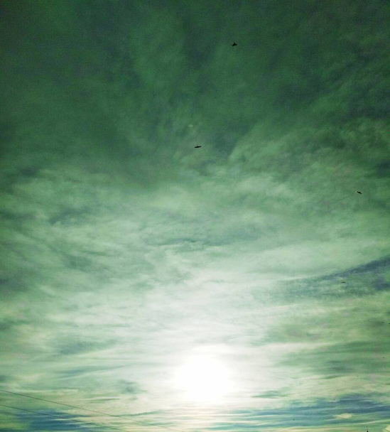 Slunce jasně svítí mraky na obloze, přirozené pozadí  - Fotografie, Obrázek