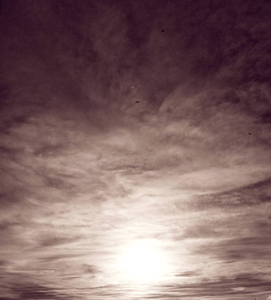 El sol brillando a través de las nubes en el cielo, fondo natural  - Foto, Imagen
