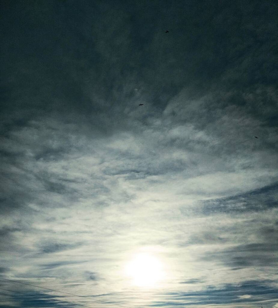 Slunce jasně svítí mraky na obloze, přirozené pozadí  - Fotografie, Obrázek