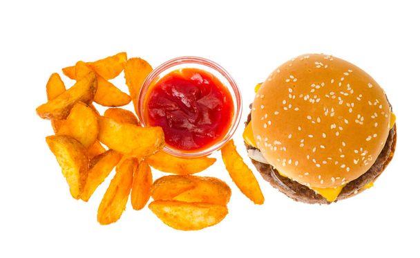 Rustieke aardappel, hamburger, ketchup, fastfood. Foto van de studio - Foto, afbeelding