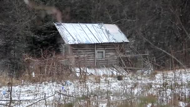 oud houten huis in de sneeuw. - Video