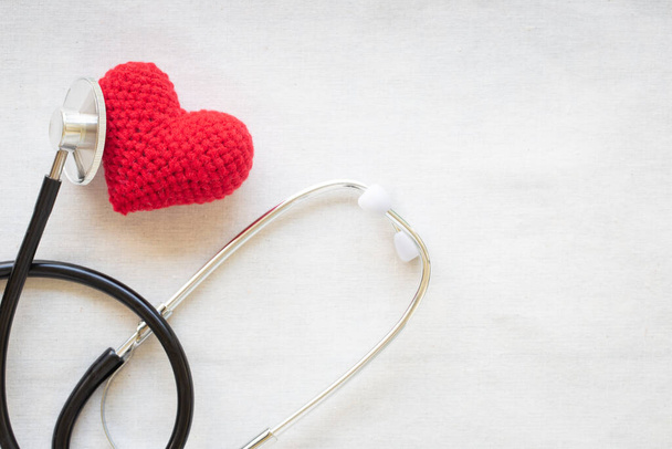 Κόκκινη καρδιά και στηθοσκόπιο σε λευκό απομονωμένο φόντο, αντιγραφή χώρου. Έννοια για την υγεία της καρδιάς, καρδιολογία, ασφαλιστικό σχέδιο, δωρεά οργάνων, ημέρα γιατρού, παγκόσμια ημέρα της καρδιάς, σφυγμό και υπέρταση ασθένεια. - Φωτογραφία, εικόνα