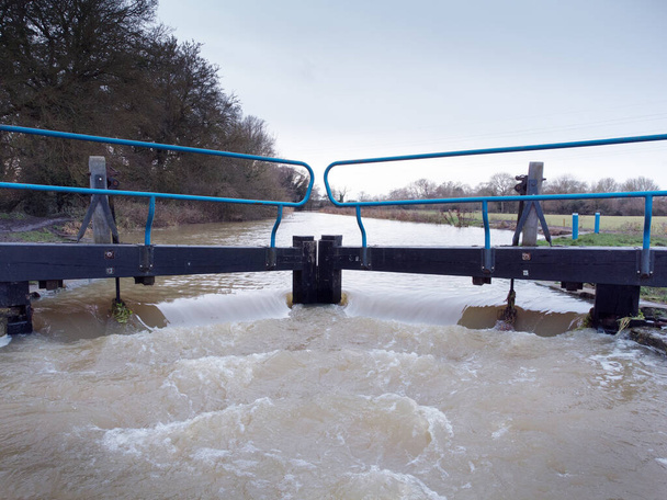Essex 'teki bir kilidin üzerinden taşan yüksek su çok fazla yağmurdan sonra İngiltere' de. - Fotoğraf, Görsel