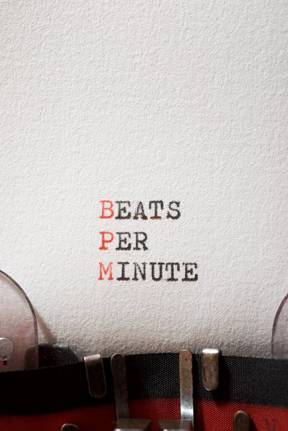 Beats per minute phrase written with a psací stroj. - Fotografie, Obrázek