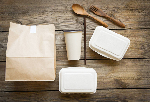 Service alimentaire commander livraison en ligne boîte alimentaire à emporter boîtes, conteneurs d'emballage écologiques jetables avec tasse en papier et artisanat alimentaire en papier sur une table en bois à la maison - Photo, image