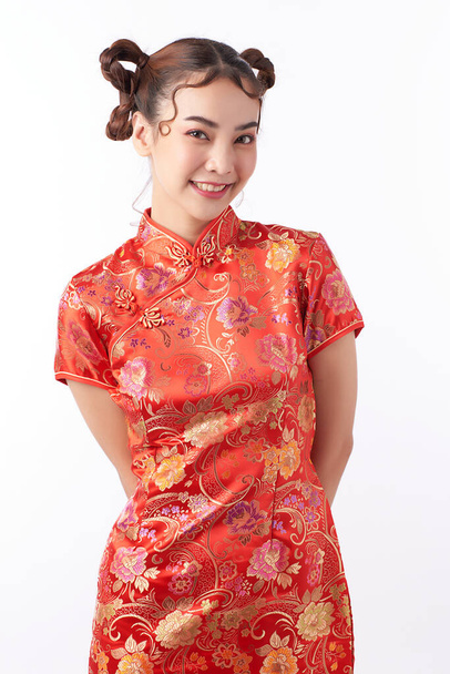 Aziatische Chinese vrouw in traditionele jurk op witte achtergrond. Chinees nieuwjaarsfestival. - Foto, afbeelding
