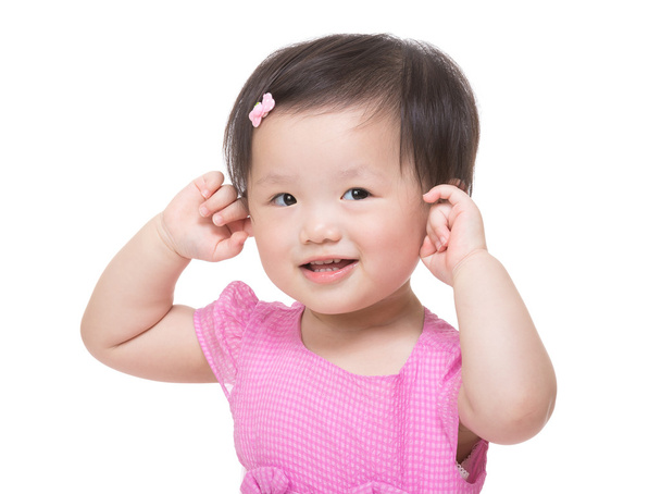 Asiatique bébé fille deux mains toucher ses oreilles
 - Photo, image