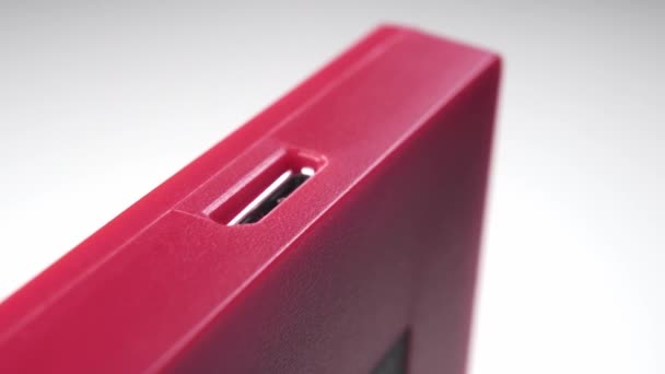 Eine abgetrennte rote externe Festplatte. Leere Steckermakros. Dolly Shot - Filmmaterial, Video