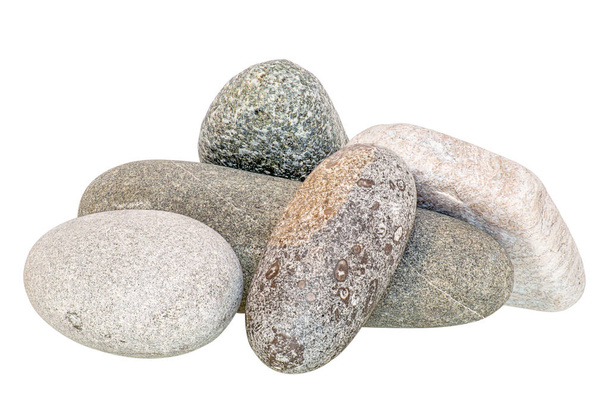 Камни разного цвета, изолированные, сложенные в разные композиции для использования в коллажах, сфотографированные в студии при естественном дневном свете, горизонтально. - Фото, изображение