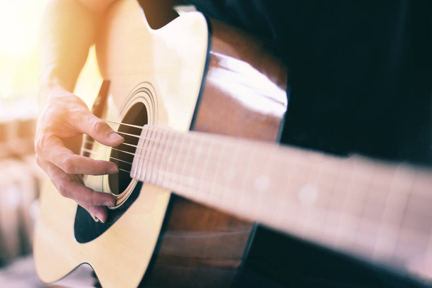 Home hobbies concept, Man hands playing acoustic guitar, close up κιθαρίστας Μουσικό όργανο για ψυχαγωγία ή χόμπι πάθος - Φωτογραφία, εικόνα