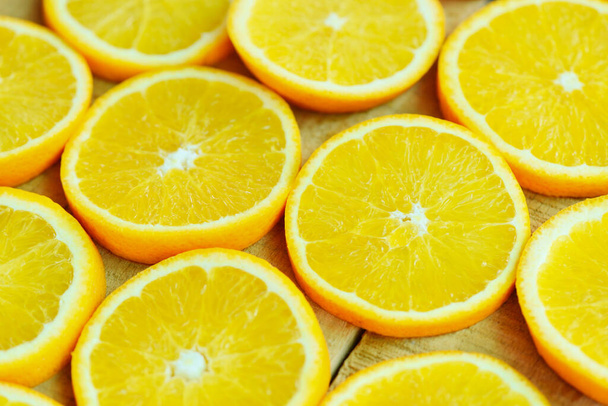 Orange slices texture background, Fresh orange fruits orange pattern on wooden background - top view - Fotoğraf, Görsel