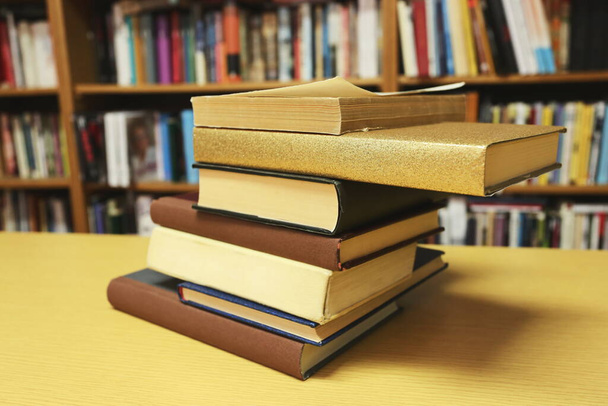 Une pile de livres sur un bureau dans la bibliothèque de l'école - Photo, image