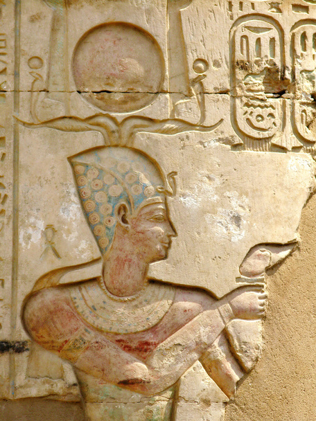 Templo de Kom Ombo, Egito: alívio policromado do Faraó
 - Foto, Imagem