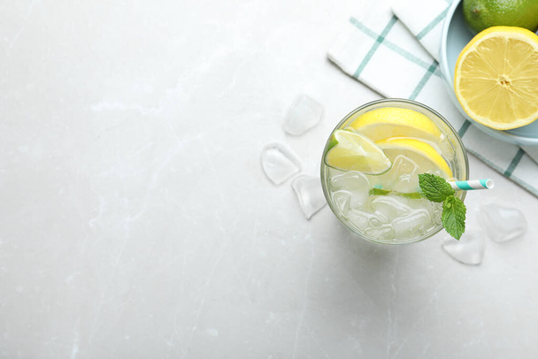 Flat lay composition of delicious lemonade with soda water and mint on light grey table, space for text. Fresh summer cocktail - Zdjęcie, obraz