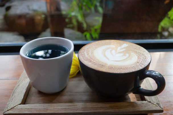 Café con leche taza de arte en el jardín, foto de stock - Foto, imagen