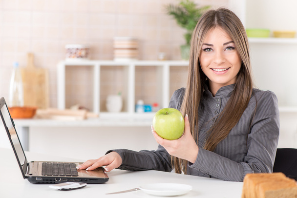 Businesswoman with apple - Zdjęcie, obraz