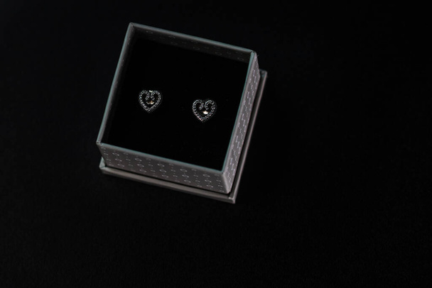 Όμορφα ασημένια σκουλαρίκια απομονωμένα στο μαύρο, κοντά - Φωτογραφία, εικόνα