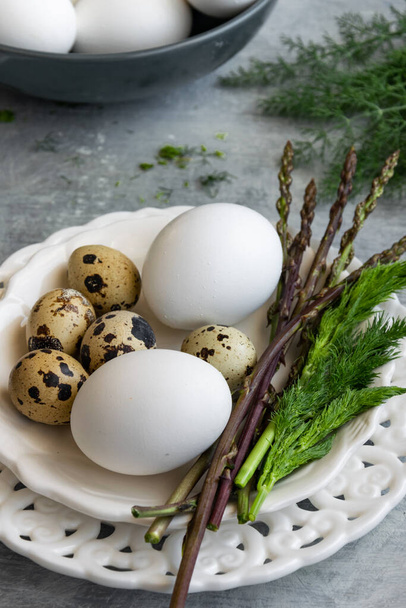 Grünes Kochen - Dill, wilder Spargel und Eier - Foto, Bild