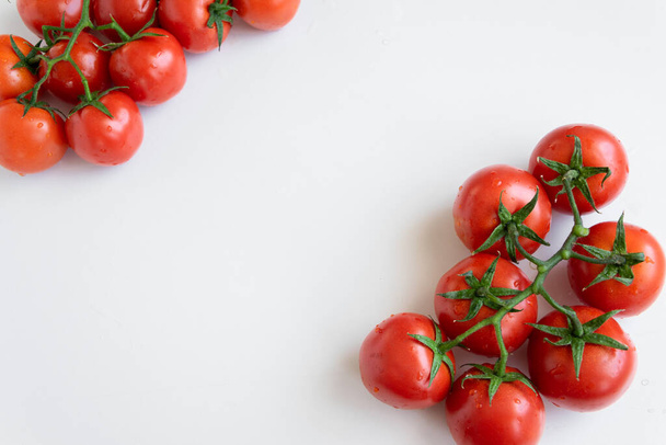 Здоровый пищевой ингредиент - сырые помидоры на белом фоне, яркие цвета, витаминные продукты, пространство для текста - Фото, изображение