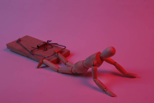 Marioneta de madera enganchada a una ratonera con luz azul-roja - Foto, Imagen