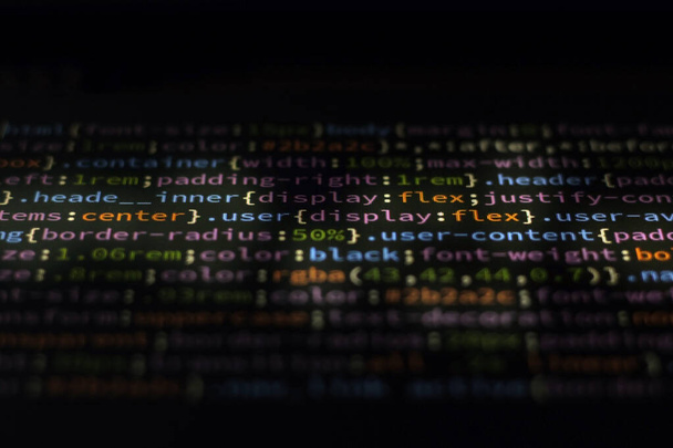 kevesebb összeállítás programozási kódolási nyelv weboldal technológiai háttér - Fotó, kép