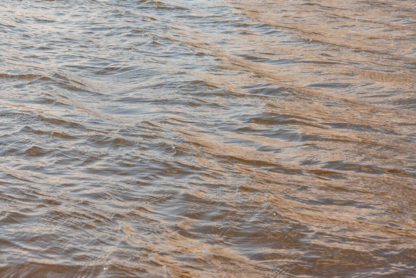petites vagues. eau Texture de l'eau de rivière. éblouissement et eaux de surface réfléchissantes dans la rivière. - Photo, image