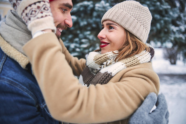 Happy woman with boyfriend in snowy wood - Foto, Imagen