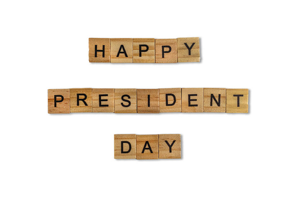 Góra widok na słowo szczęśliwy dzień prezydenta wyłożone z kwadratowych drewnianych płytek izolowanych na białym tle. Światowy i międzynarodowy dzień. - Zdjęcie, obraz