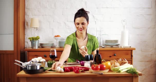 Hermosa mujer preparando deliciosa comida de primavera de verduras frescas - Metraje, vídeo
