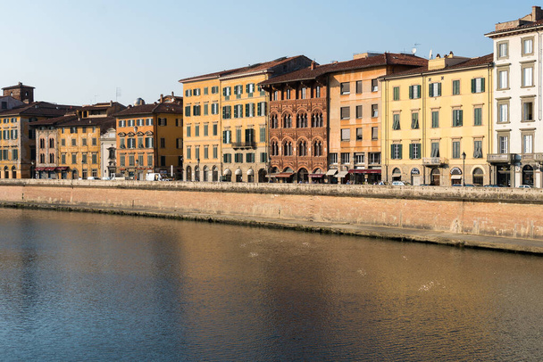 Pisa, Itálie-21. října 2018: pohled na řeku Arno, která protéká Pisou při západu slunce - Fotografie, Obrázek